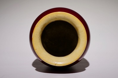 Un vase en porcelaine de Chine sang de boeuf monochrome, 18/19&egrave;me