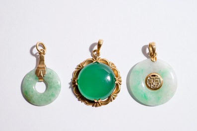 Een lot Chinese sieraden in jade en 18K goud: een armband, een ring en vier hangers