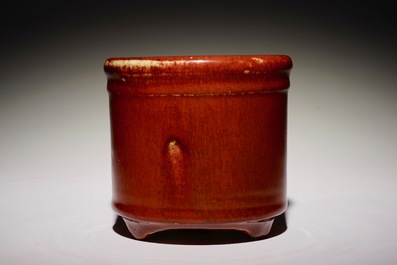 Un pot &agrave; pinceaux en porcelaine de Chine monochrome sang de boeuf, 19&egrave;me
