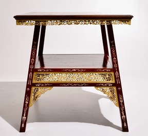 Un table en bois partiellement dor&eacute; et sculpt&eacute; avec incrustations en bois, Chine, 20&egrave;me