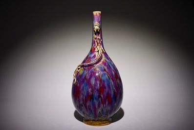 Un vase de forme bouteille en porcelaine de Chine monochrome flamb&eacute;, 19&egrave;me