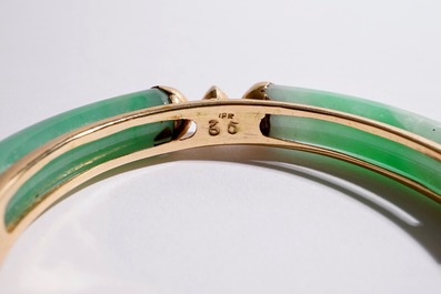 Een lot Chinese sieraden in jade en 18K goud: een armband, een ring en vier hangers