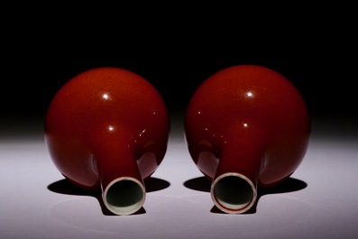 Une paire de vases de forme tianqiuping en porcelaine de Chine monochrome rouge de cuivre, 19/20&egrave;me
