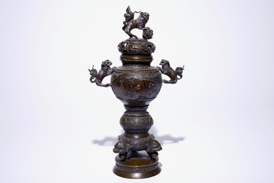 Un koro sur piedouche en bronze et un br&ucirc;le-parfum figuratif, Japon, Meiji/Taisho, 19/20&egrave;me