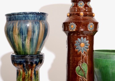 Une grande collection de poterie flamande, la plupart des jardini&egrave;res et des socles, d&eacute;but du 20&egrave;me