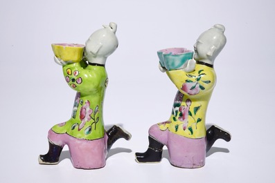 Une paire de figures de gar&ccedil;ons assis en porcelaine de Chine famille rose, 18/19&egrave;me