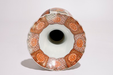 Un vase en porcelaine Imari aux r&eacute;serves en laque, Meiji, 19&egrave;me