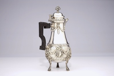 Een zilveren &quot;Ego&iuml;st&quot; koffiekan met ebbenhouten handvat, 18/19e eeuw