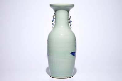 Un vase aux immortels en porcelaine de Chine en bleu et blanc sur fond c&eacute;ladon, 19&egrave;me