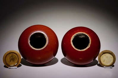 Deux pots couverts en porcelaine de Chine monochrome sang de boeuf, 19&egrave;me