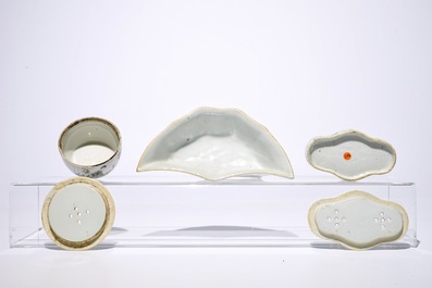 Six bo&icirc;tes couvertes et un bol en forme de chauve-souris en porcelaine de Chine qianjiang cai, 19/20&egrave;me