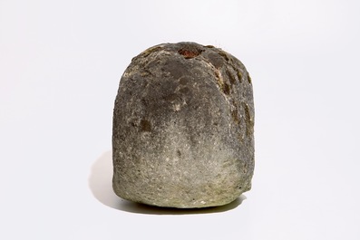 Un grand mod&egrave;le d'un cr&acirc;ne ou Memento Mori en pierre calcaire sculpt&eacute;e, 16&egrave;me