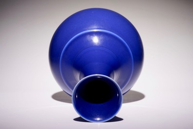Un vase de forme bouteille en porcelaine de Chine monochrome bleu, marque et &eacute;poque de Guangxu