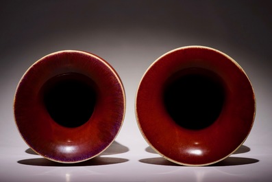 Deux grands vases en porcelaine de Chine monochrome sang de boeuf, 19/20&egrave;me