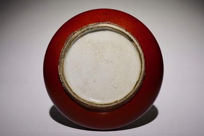 Un lave-pinceaux en porcelaine de Chine monochrome sang de boeuf, 19&egrave;me