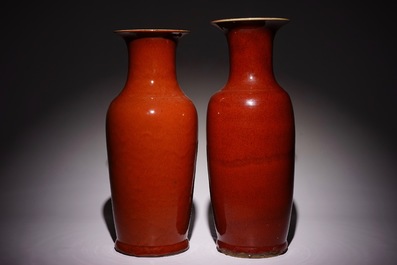 Deux vases en porcelaine de Chine monochrome sang de boeuf, 19/20&egrave;me