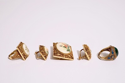 Un ensemble de bijoux en argent dor&eacute; et &eacute;maill&eacute;, ivoire peint et malachite, d&eacute;but du 20&egrave;me