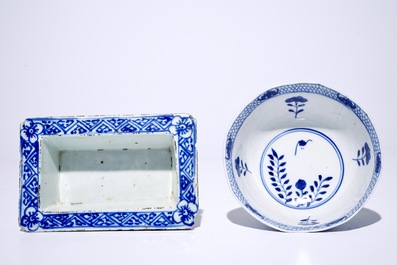 Acht Chinese blauw-witte borden, een kom en een jardini&egrave;re, 18/19e eeuw