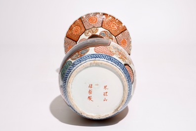 Een Japanse Imari vaas met lakwerk reserves, Meiji, 19e eeuw