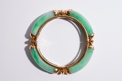Un lot de bijoux en or 18K et jade: un bracelet, une bague et quatre pendentifs
