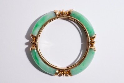 Een lot Chinese sieraden in jade en 18K goud: een armband, een ring en vier hangers