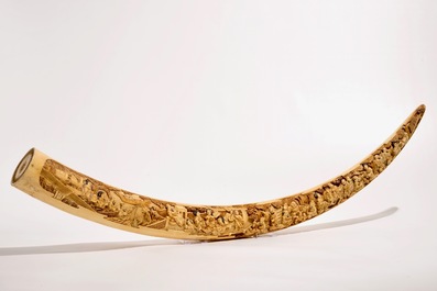 Une grande d&eacute;fense en ivoire sculpt&eacute;, Chine, d&eacute;but du 20&egrave;me