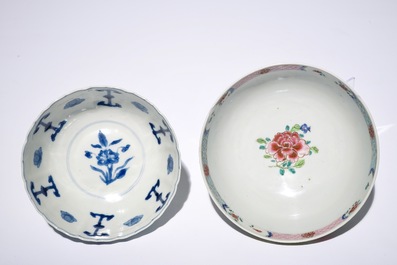 Een Chinese famille rose kom met landschap, Yongzheng, en een blauw-witte kom, Kangxi