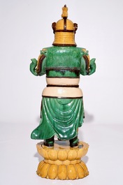 Un grand mod&egrave;le d'un soldat de style Ming en porcelaine de Chine de type sancai, 20&egrave;me