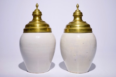 An exceptional pair of Dutch Delft blue and white tobacco jars &quot;Het Wapen van Zeeland&quot;, 18th C.