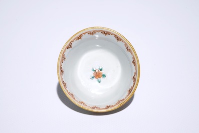 Neuf tasses et soucoupes en porcelaine de Chine famille rose sur fond brun capucin, Qianlong