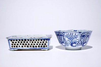Acht Chinese blauw-witte borden, een kom en een jardini&egrave;re, 18/19e eeuw