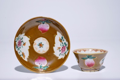 Neuf tasses et soucoupes en porcelaine de Chine famille rose sur fond brun capucin, Qianlong