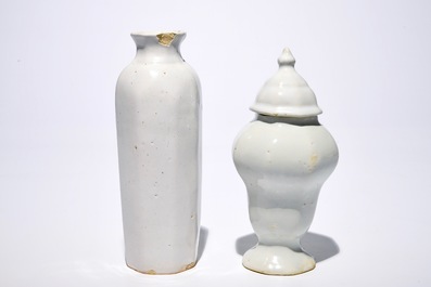 Un vase de forme rouleau et un vase couvert en fa&iuml;ence de Delft blanc monochrome, 17/18&egrave;me
