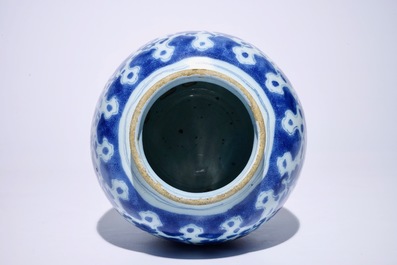 Un vase en fa&iuml;ence de Delft aux rinceaux de lotus de style Ming, ca. 1700