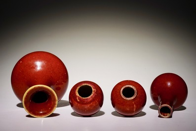 Quatre vases en porcelaine de Chine monochrome sang de boeuf, 19/20&egrave;me