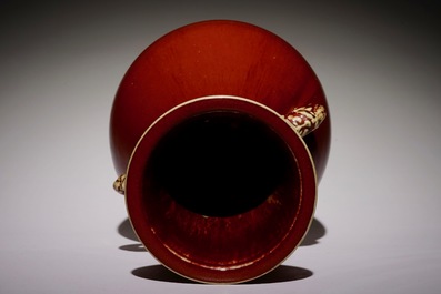 Een Chinese monochrome sang de boeuf yuhuchunping vaas, 18/19e eeuw