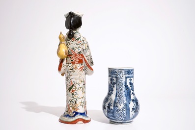 A blue and white Arita jug and a plate, 17/18th C., with an Imari figure, 18/19th C.