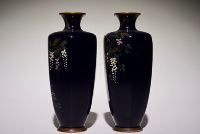 Een paar fijne Japanse cloisonn&eacute; vazen, Meiji, 19e eeuw