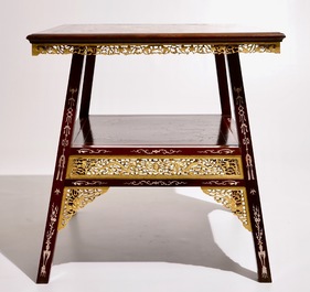 Een Chinese deels vergulde en gesculpteerde tafel met inlegwerk van been, 20e eeuw