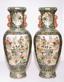 Une paire de tr&egrave;s grands vases en porcelaine de Chine, 20&egrave;me