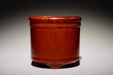 Un pot &agrave; pinceaux en porcelaine de Chine monochrome sang de boeuf, 19&egrave;me