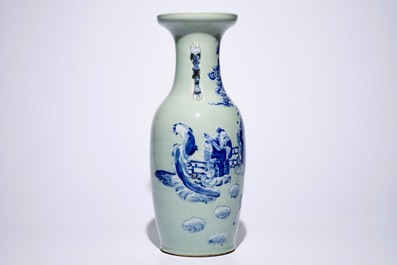 Un vase aux immortels en porcelaine de Chine en bleu et blanc sur fond c&eacute;ladon, 19&egrave;me