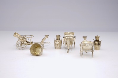 Een Chinees zilveren peper-, zout- en mosterdstel in de vorm van riksja-lopers, 19e eeuw
