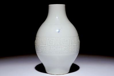 Een Chinese monochrome witte olijfvormige vaas met reli&euml;fdecor, Qianlong merk, 19e eeuw