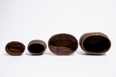 Cinq paniers, une figure en bois sculpt&eacute; polychrome, une pipe et un collier crucifixe, R.D. Congo, 1&egrave;re moiti&eacute; du 20&egrave;me