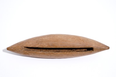 Cinq paniers, une figure en bois sculpt&eacute; polychrome, une pipe et un collier crucifixe, R.D. Congo, 1&egrave;re moiti&eacute; du 20&egrave;me