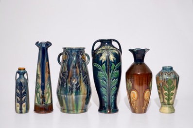 Une grande collection de poterie flamande, influence Art Nouveau, 20&egrave;me