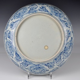Un plat aux dragons en porcelaine de Chine bleu et blanc, Ming
