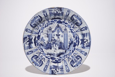 Een blauw-witte Delftse chinoiserie schotel, een vaas en een kan met tinnen deksel, 17/18e eeuw