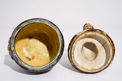 Un pot &agrave; tabac &agrave; d&eacute;cor d'un homme dans un tonneau en poterie flamande, prob. atelier de Vandevoorde, 20&egrave;me